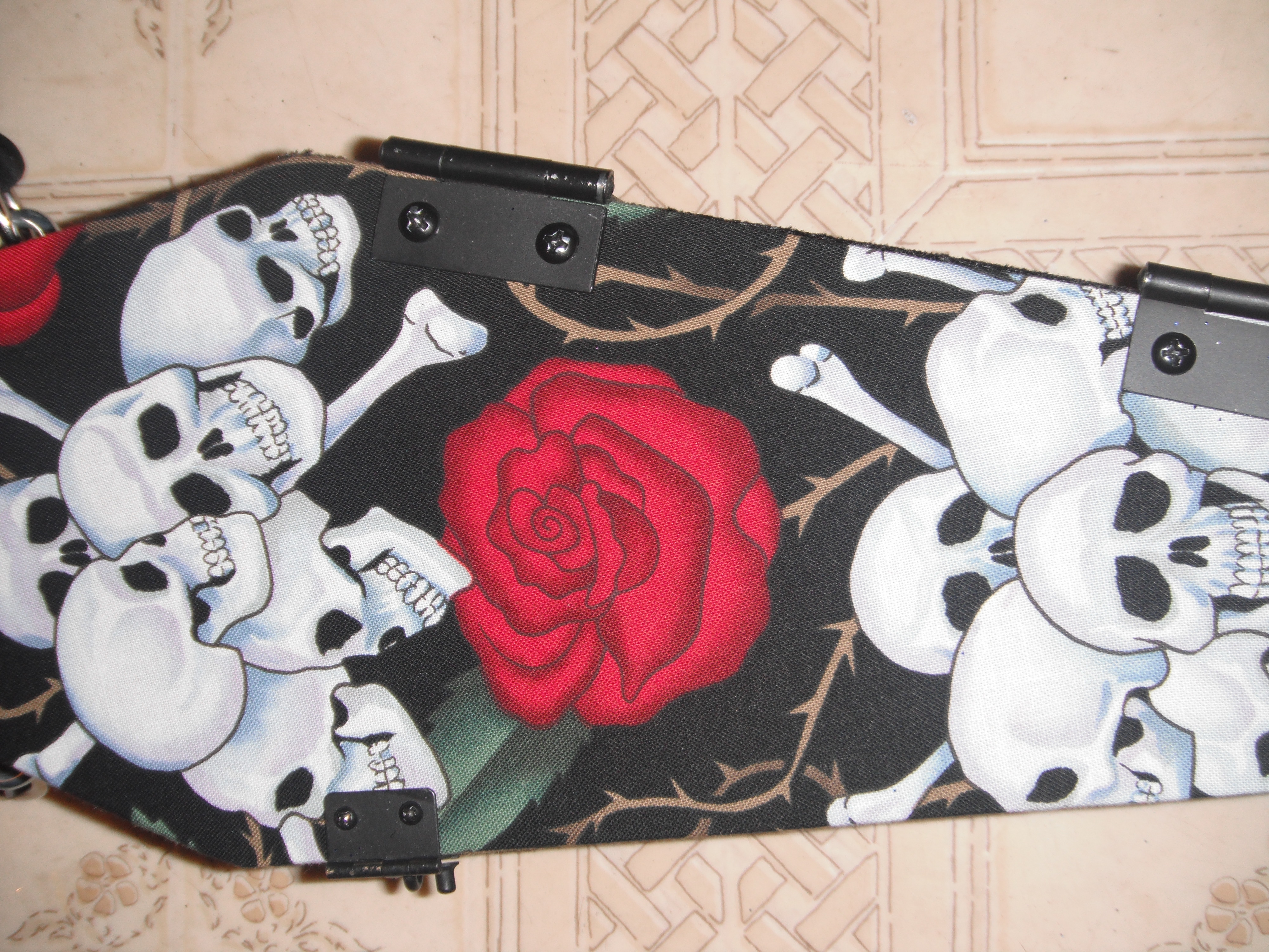 skull_roses_coffin_purse_purses_and_handbags_5.jpg