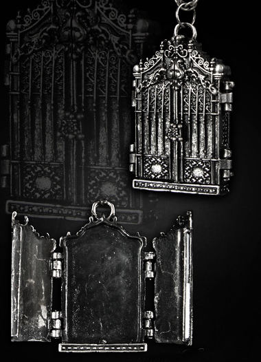 locket_pendant_shape_gothic_gate_pendants_2.jpg