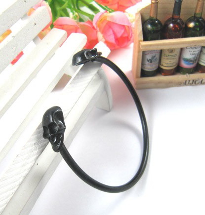 punk_style_rock_skull_metal_bracelet_cuff_wrist_cool_vintage_bangle_bangle_black_color_earrings_5.jpg
