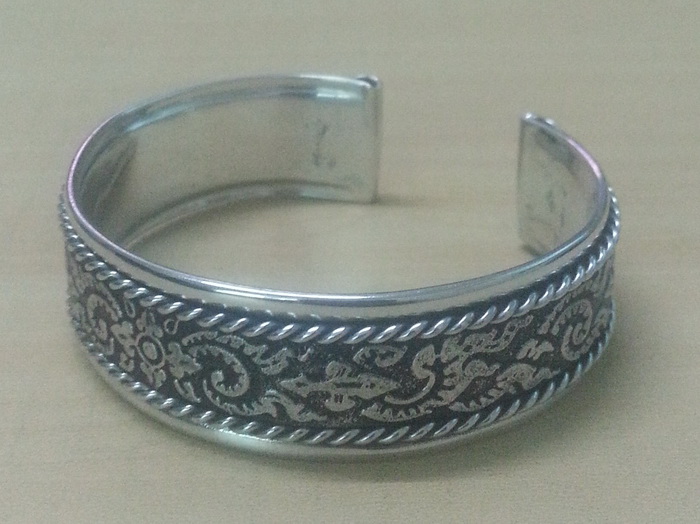 bangle_cuff_bracelet_women_stainless_steel_classic_vintage_antique_old_thai_design_pattern_emboss_twine_strand_silver_colo_bracelets_5.jpg