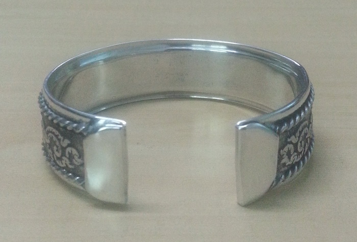 bangle_cuff_bracelet_women_stainless_steel_classic_vintage_antique_old_thai_design_pattern_emboss_twine_strand_silver_colo_bracelets_5.jpg