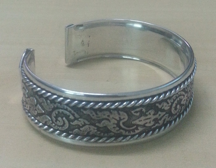 bangle_cuff_bracelet_women_stainless_steel_classic_vintage_antique_old_thai_design_pattern_emboss_twine_strand_silver_colo_bracelets_5.jpg