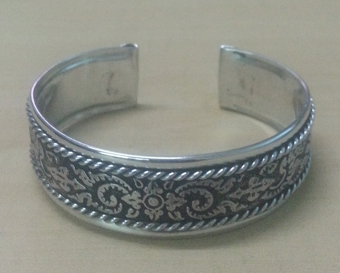 bangle_cuff_bracelet_women_stainless_steel_classic_vintage_antique_old_thai_design_pattern_emboss_twine_strand_silver_colo_bracelets_5.jpg