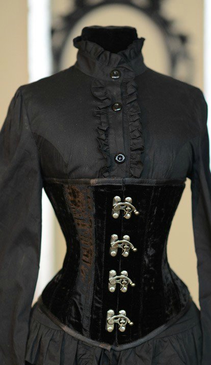 steel_boned_velvet_clasp_underbust_corset_bustiers_and_corsets_4.jpg