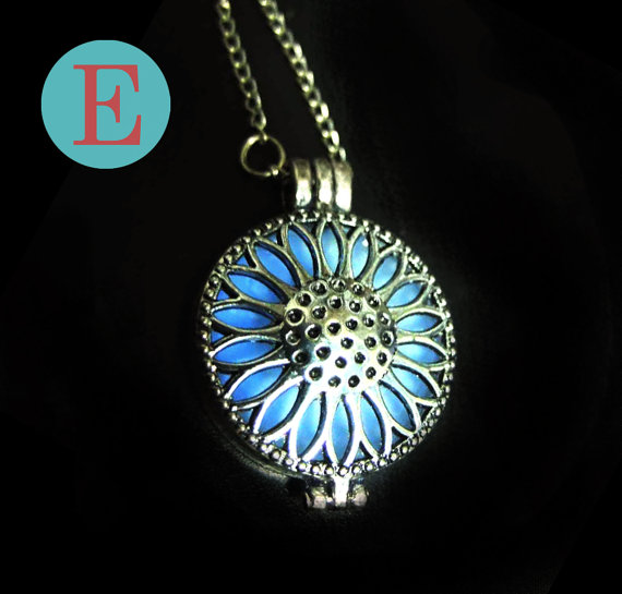 game_of_thrones_inspired_glowing_necklace_e_necklaces_2.jpg