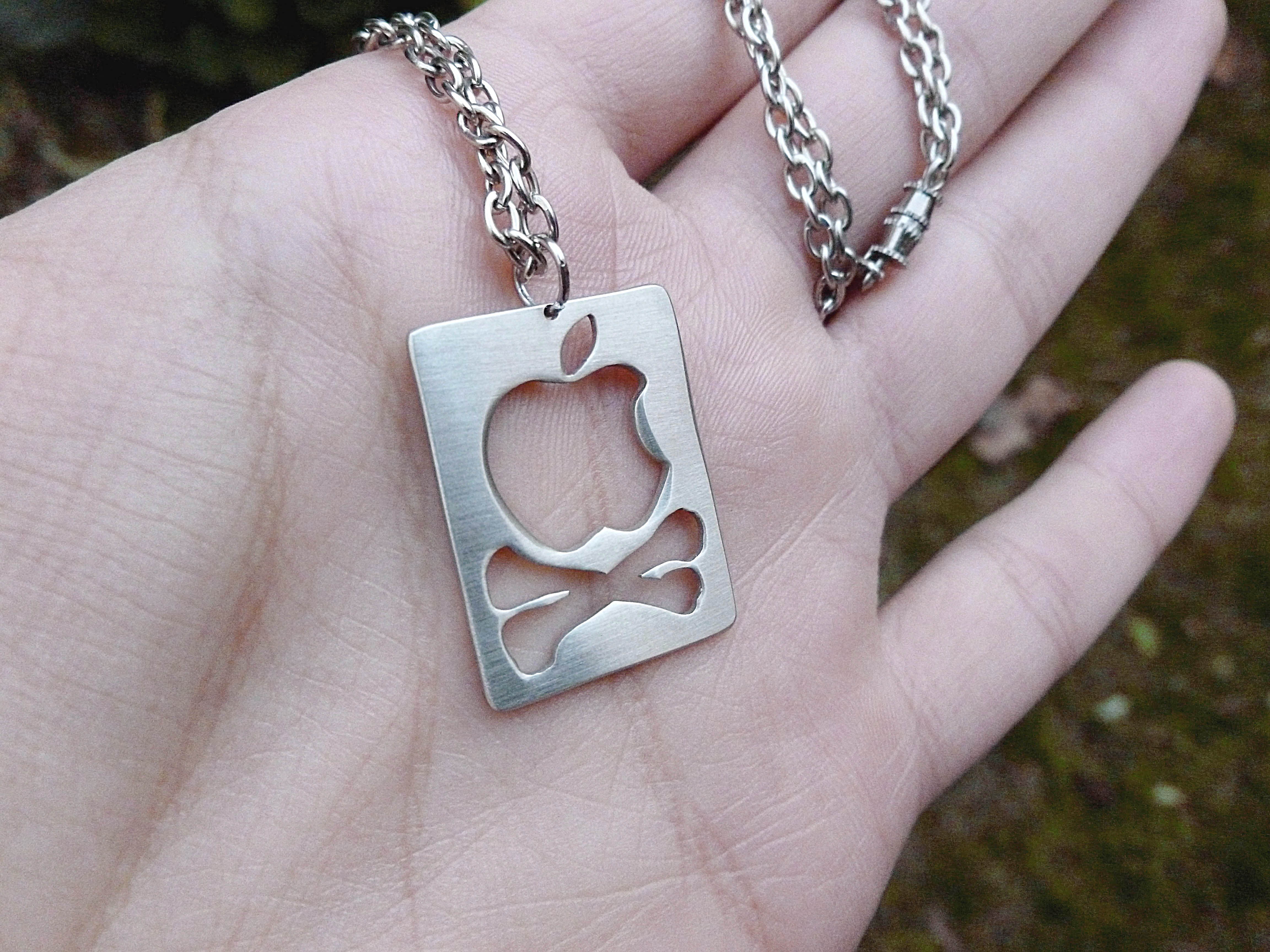 apple_logo_and_crossbones_pendant_necklace_necklaces_2.jpg