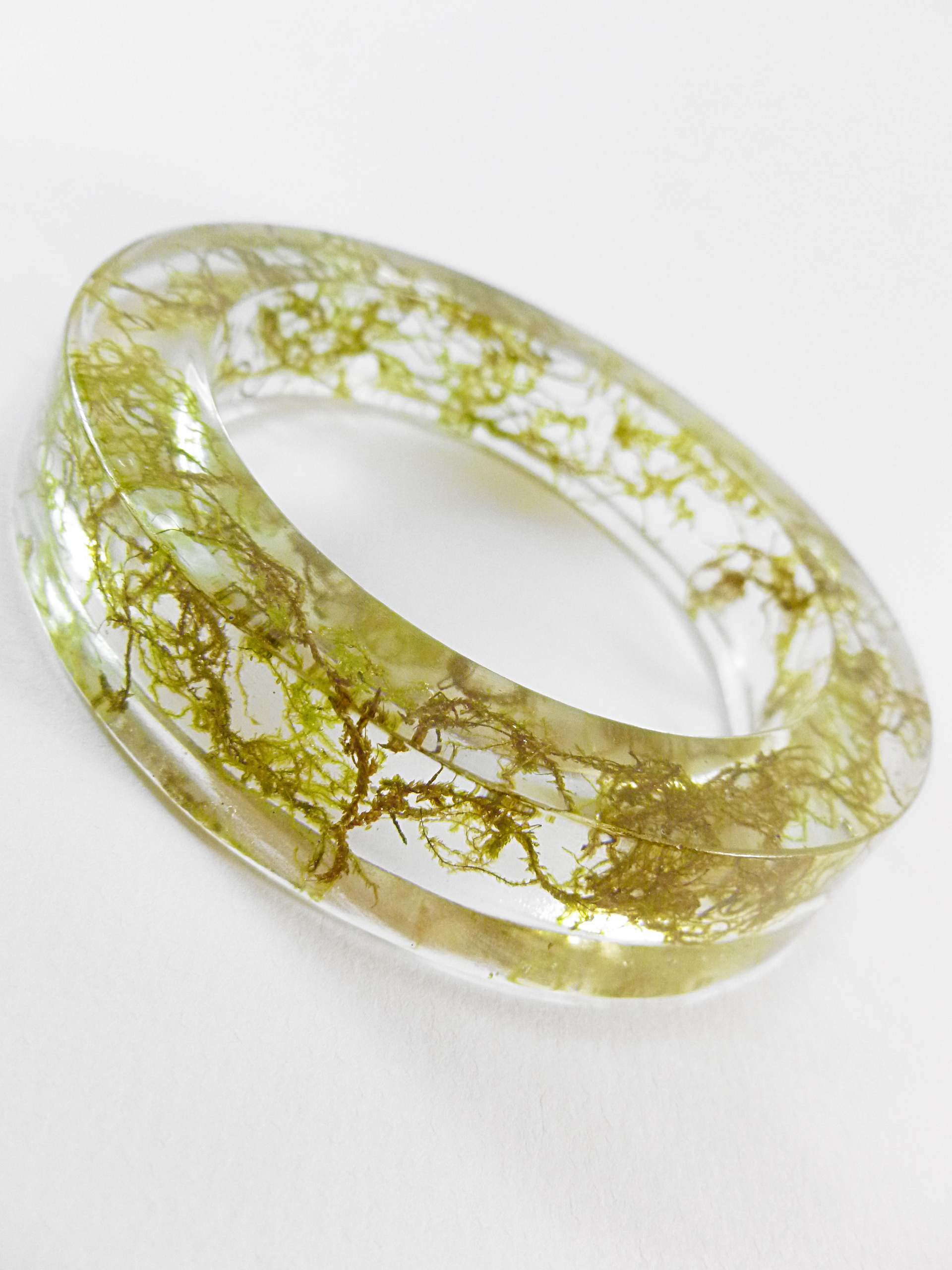 resin_bangle_filled_with_natural_moss_necklaces_4.jpg