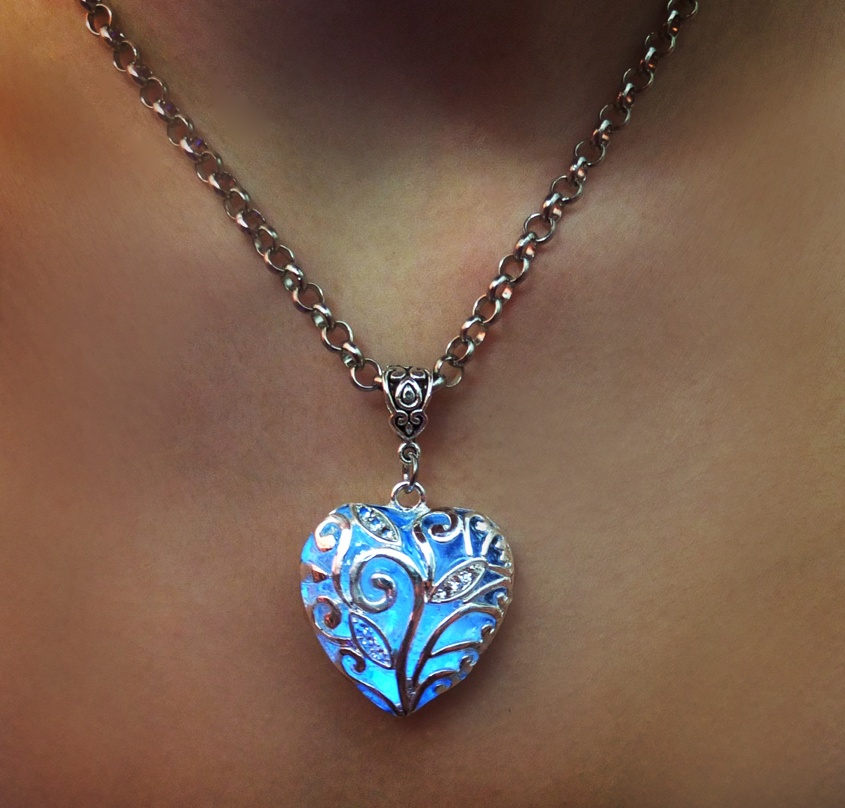 ocean_of_love_heart_glowing_necklace_b_necklaces_4.jpg