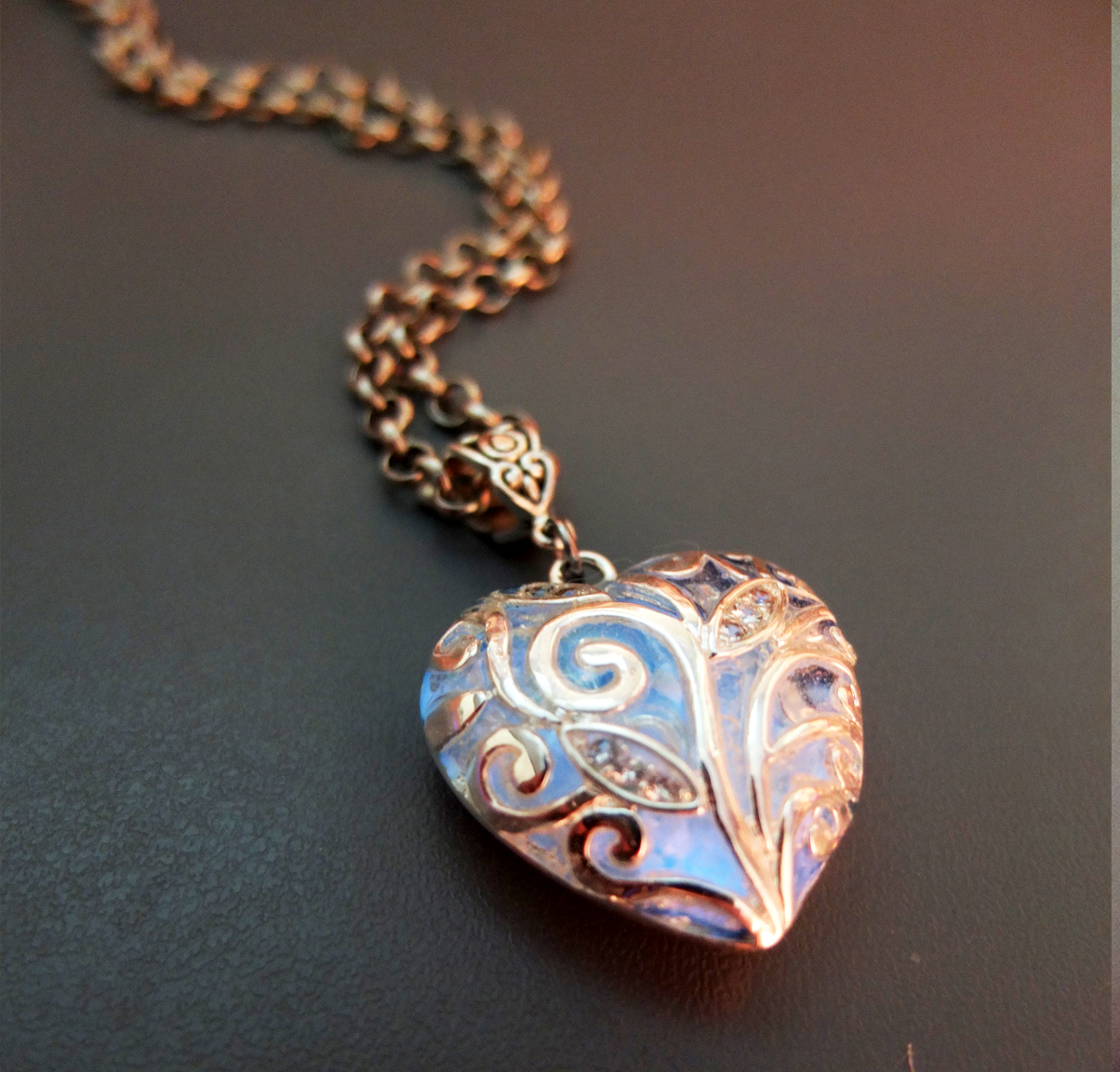 ocean_of_love_heart_glowing_necklace_b_necklaces_4.jpg