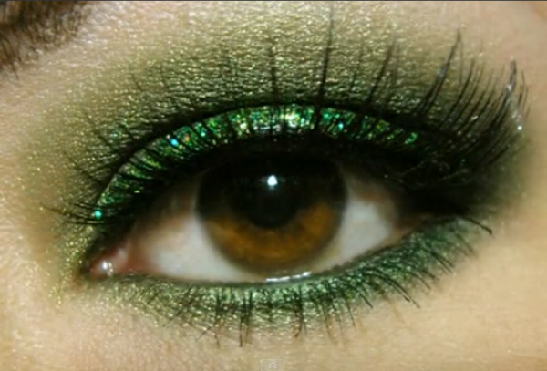 green_velvet_eye_dust_cosmetics_and_make_up_2.jpg