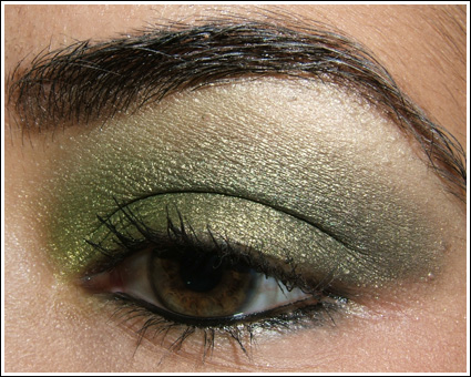 light_green_eye_dust_cosmetics_and_make_up_2.jpg