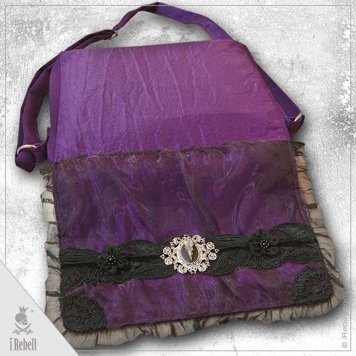 rebelsmarket_raven2_gothic_fantasy_style_shoulder_bag_with_beautiful_raven_skull_cameo_purses_and_handbags_6.jpg