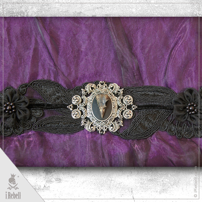 rebelsmarket_raven2_gothic_fantasy_style_shoulder_bag_with_beautiful_raven_skull_cameo_purses_and_handbags_5.jpg
