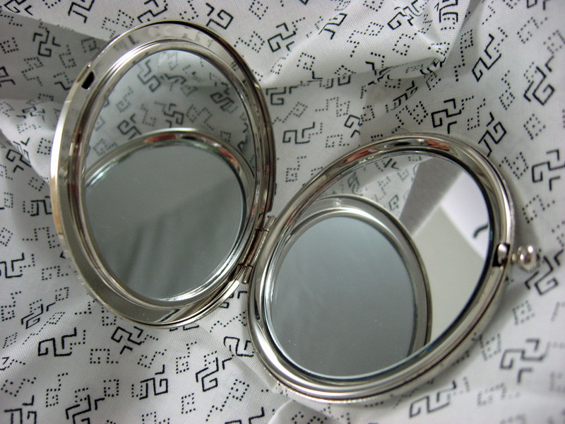 compact_mirror_the_pentagram_cosmetics_and_make_up_2.jpg