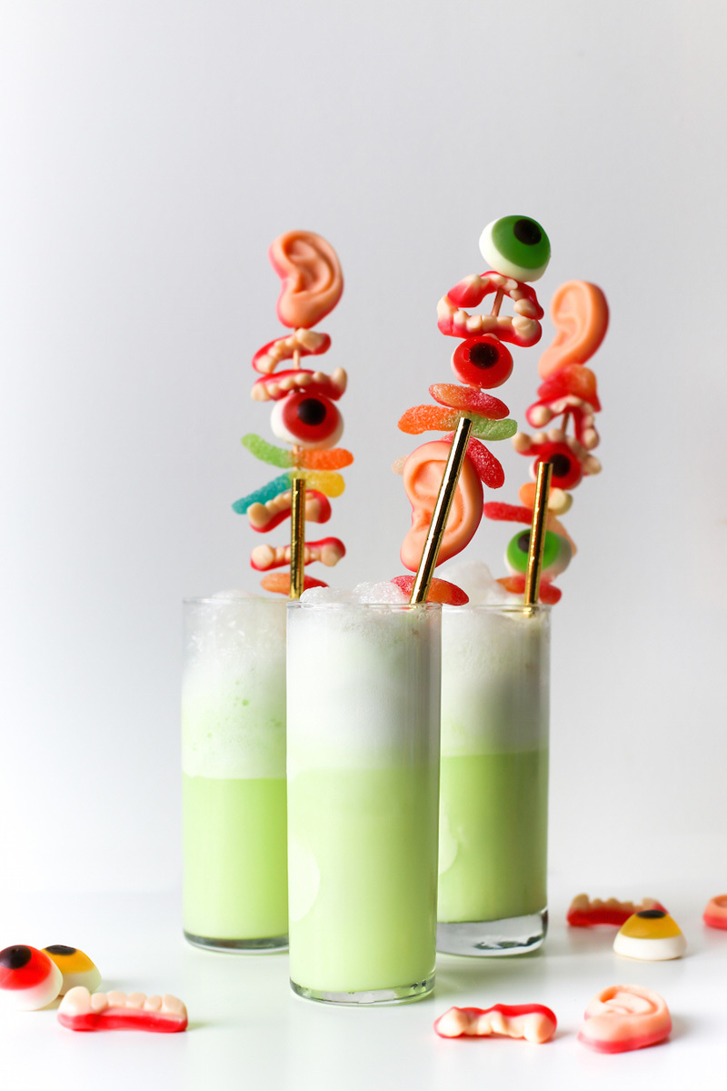 Halloween Cocktail: Monster Float with candy kabobs